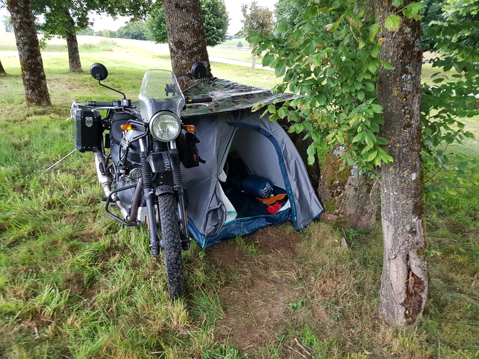 Übernachtung unterwegs im Zelt bei schlechtem Wetter.